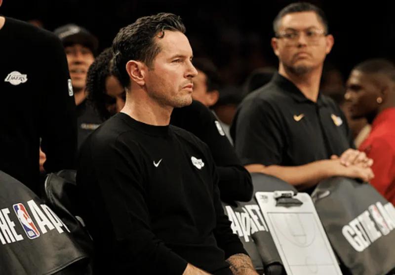 体育赛事-雷迪克发布会拒不背锅！不满球队投篮，仍自信防守，八村下场复出